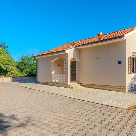 Дом отдыха House Suric